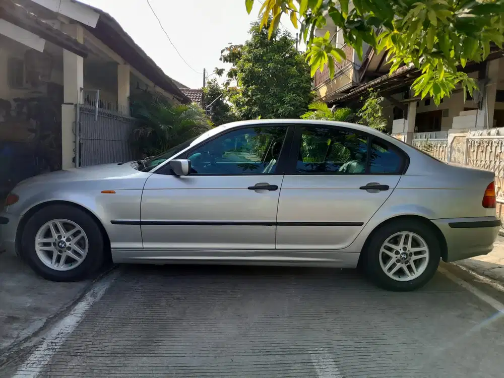 BMW 318i 2003 Bensin