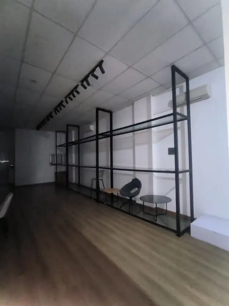 Rak Display Super 7–15 Meter Tinggi 10 Meter Alas Kaca Tebal 12 cm