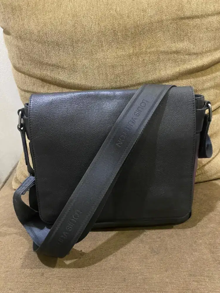 Tas selempang pria louis vuitton taiga leather 2013 original net price