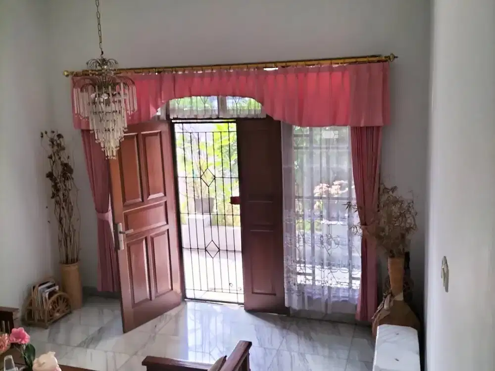 Dijual Rumah 2,5 Lantai Nyaman Siap Huni Lokasi Strategis di Komplek Surya Setra Sutami Bandung