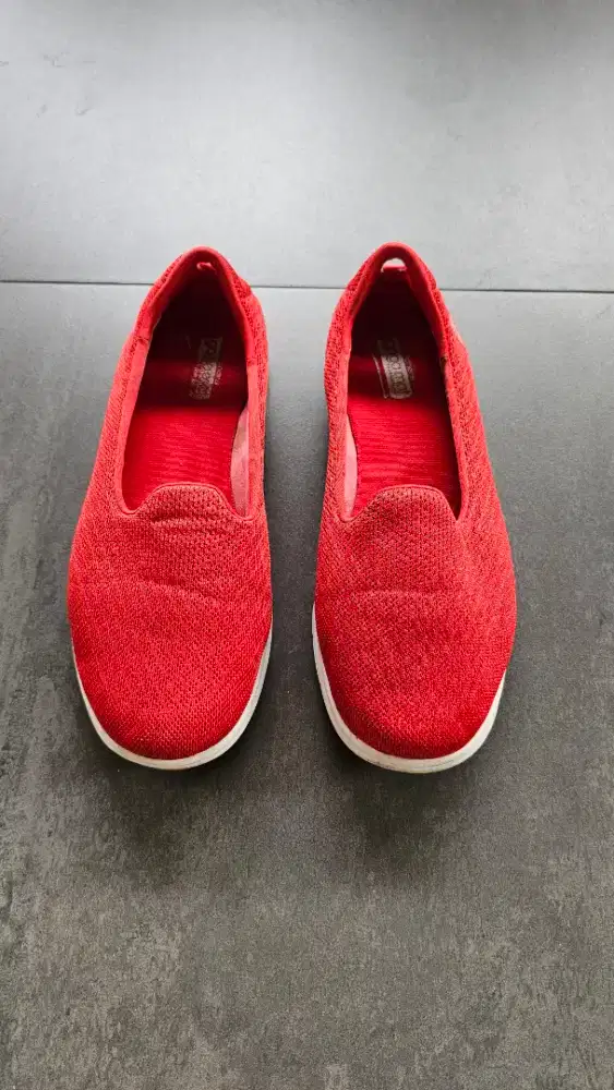 PRELOVED SKECHERS WANITA MERAH MERONAAA