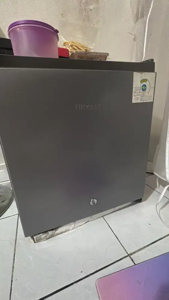 Kulkas mini portable hisense normal bagus