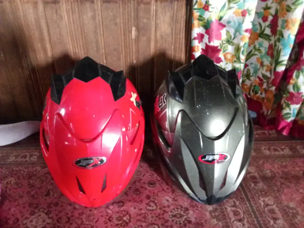 Di Jual 2 helm JPX kondisi bagus cuma minus sedikit kerusakan