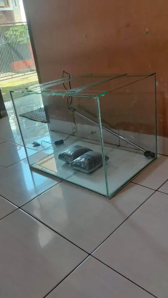 Aquarium 55x40x40 lampu dan pasir