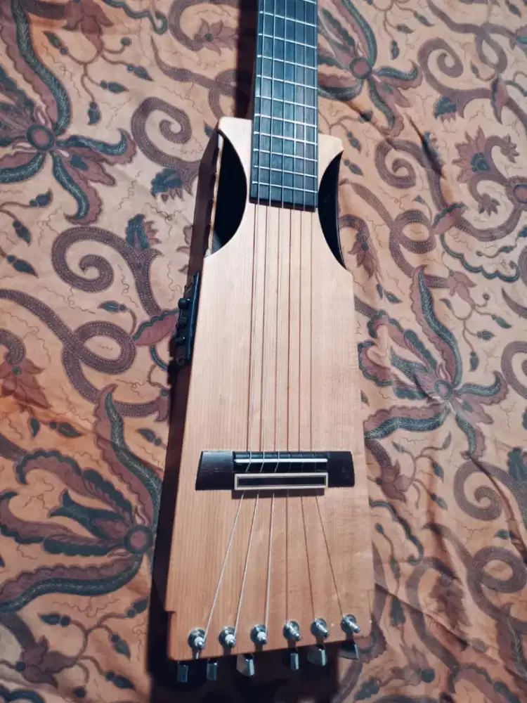 TRAVEL GUITAR  SOLID