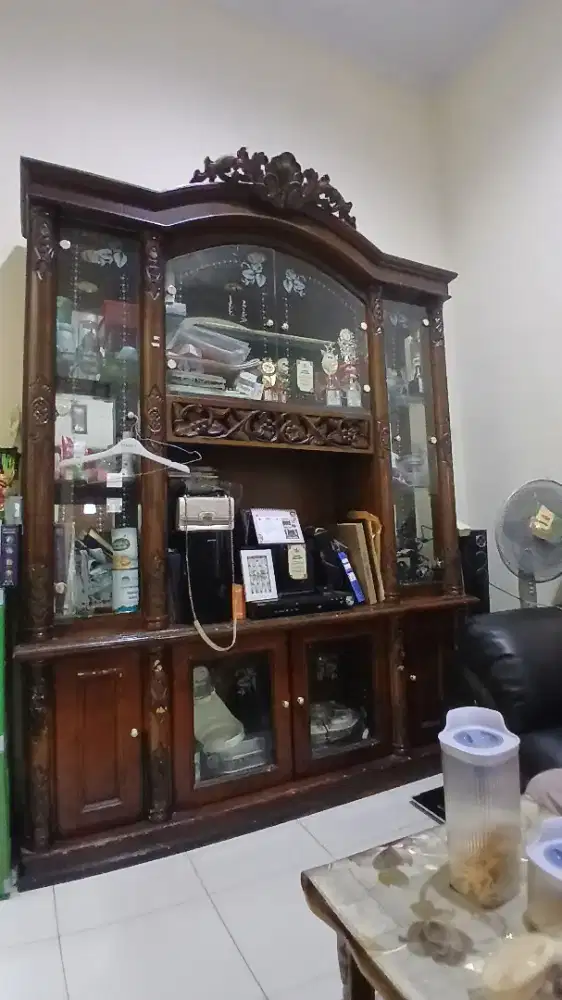 Lemari hias bekas pakai