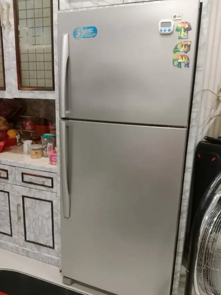 Kulkas 2 pintu merk LG uk 75x178