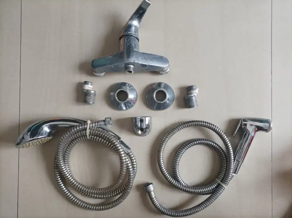 Satu Set Shower Air Panas Dingin Merk Toto Sesuai Foto