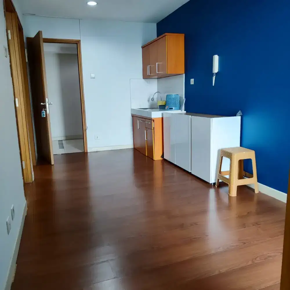 Di sewakan apartement cinere bellevue. kamar besar.