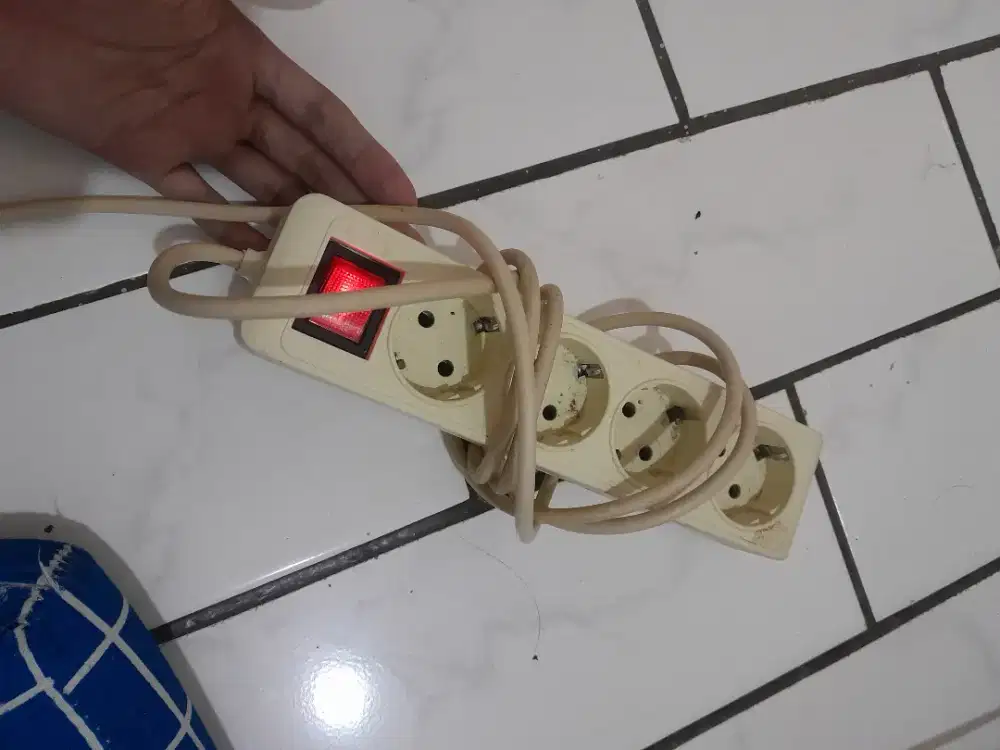 Colokan kabel 4 lobang