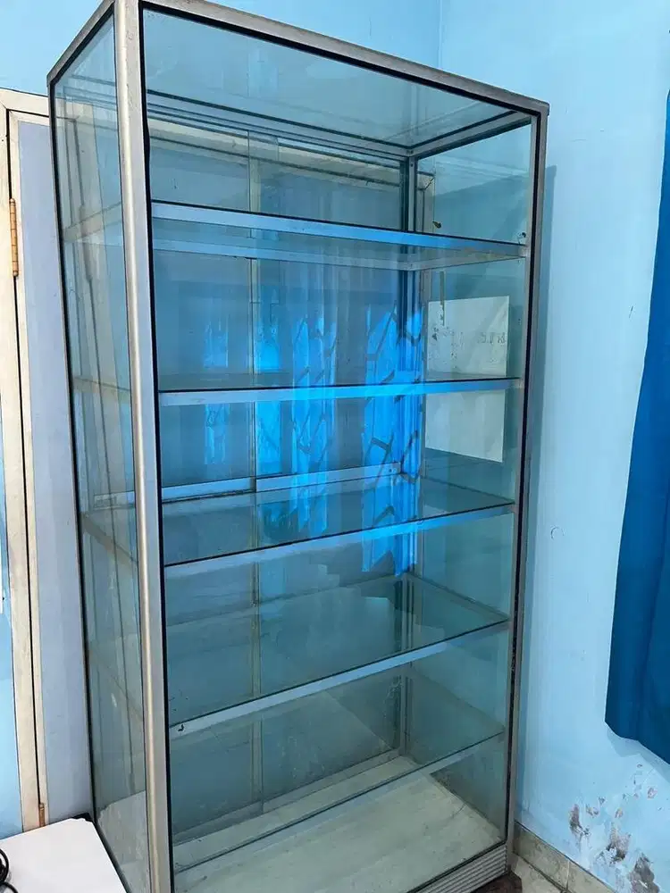 Etalase kaca bekas