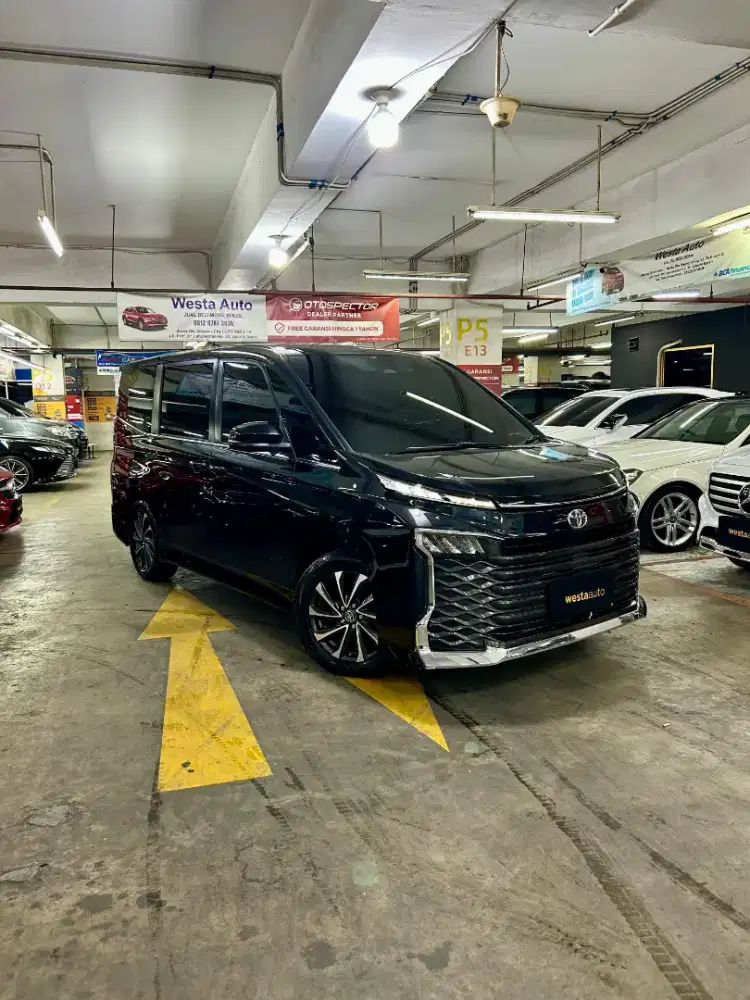 Low KM Toyota Voxy 2.0 TSS AT 2023 Like New 2024