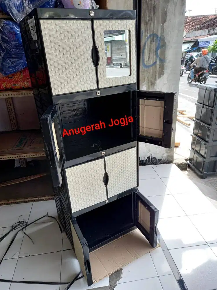lemari kaca susun 4