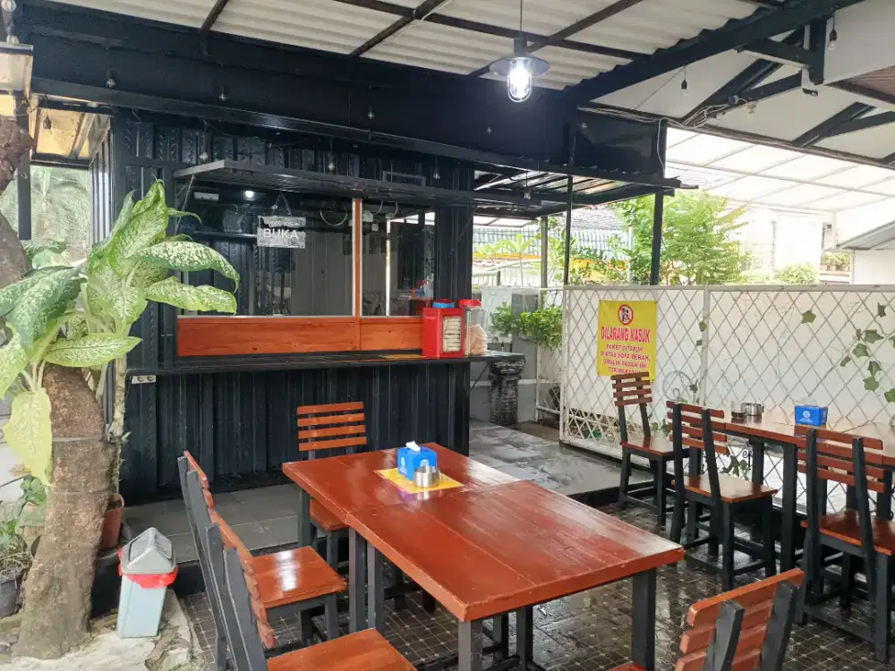 Pramusaji penjaga rumah makan