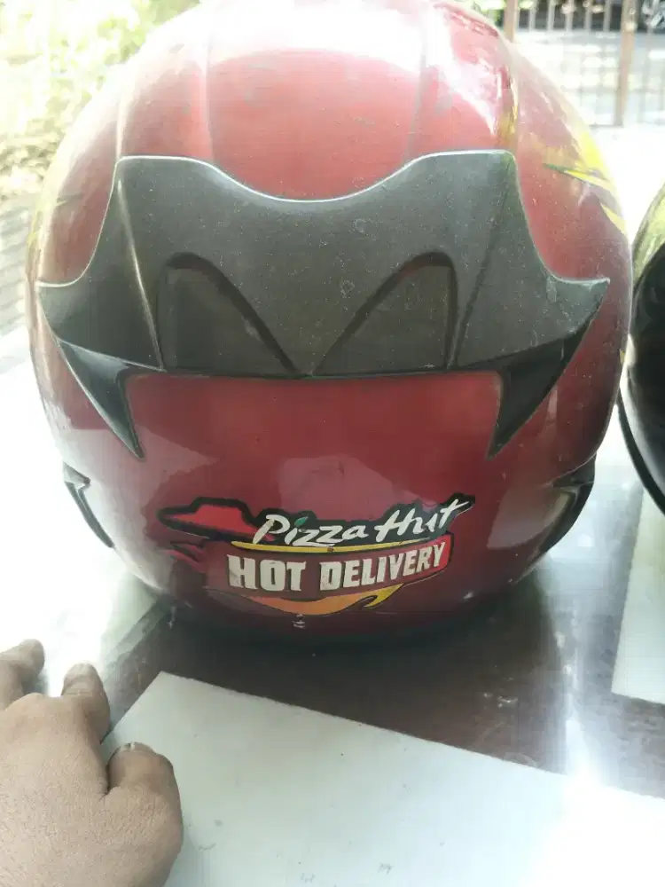 Helm buluk bekas pizza HUt
