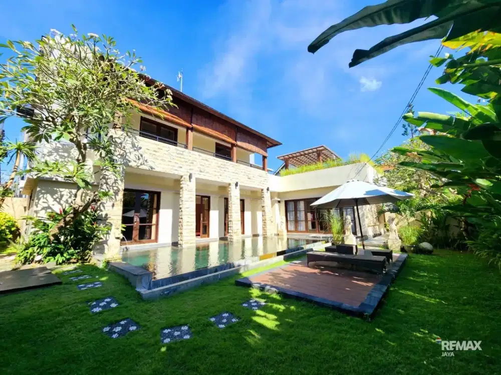 Villa modern jalan kaki ke pantai Canggu.