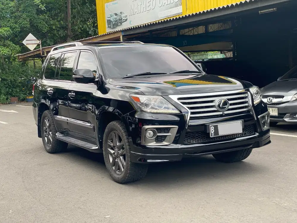 LEXUS LX570 AT HITAM 2014