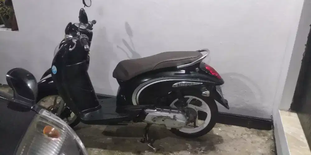 Honda Scoopy karbu 2011 mulus antik cet strip original