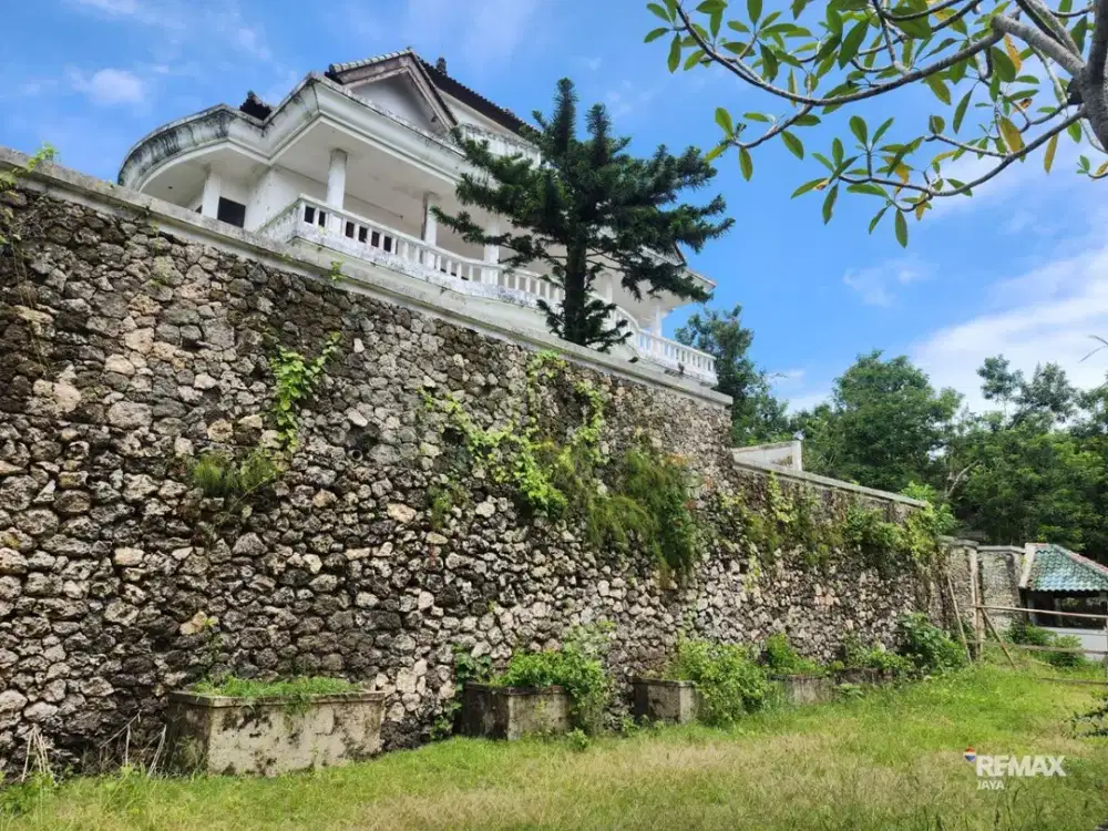 Tanah bonus villa lama Dijual di Pecatu.