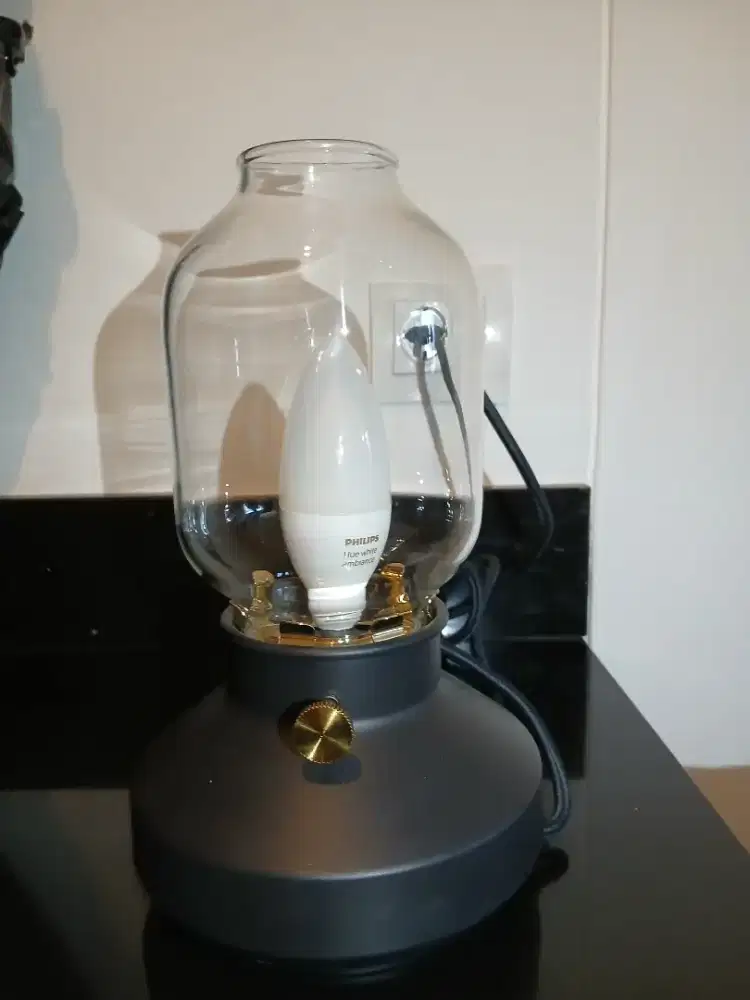 Lampu meja minimalis dengan desain elegan dan modern.