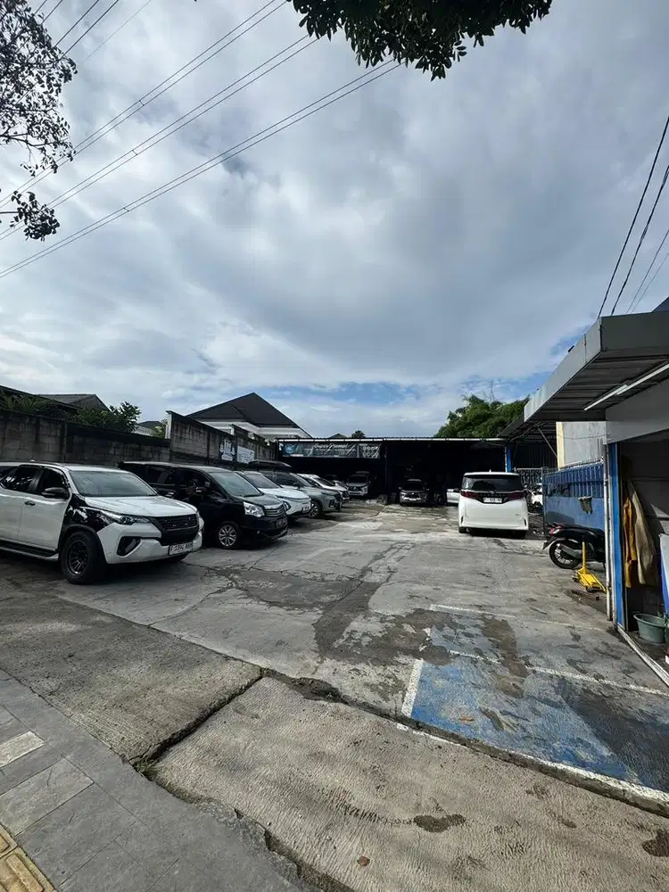 Karyawan Cuci Mobil Hidrolik