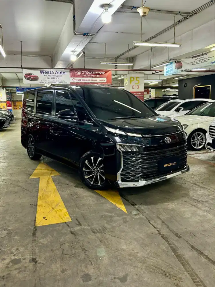 Low KM Toyota Voxy 2.0 TSS AT 2023 Like New 2024