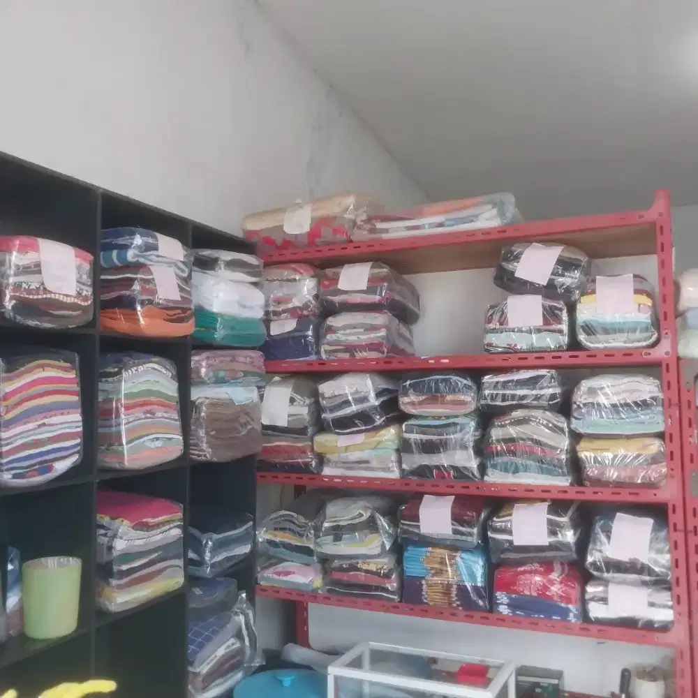 Karyawan wanita laundry