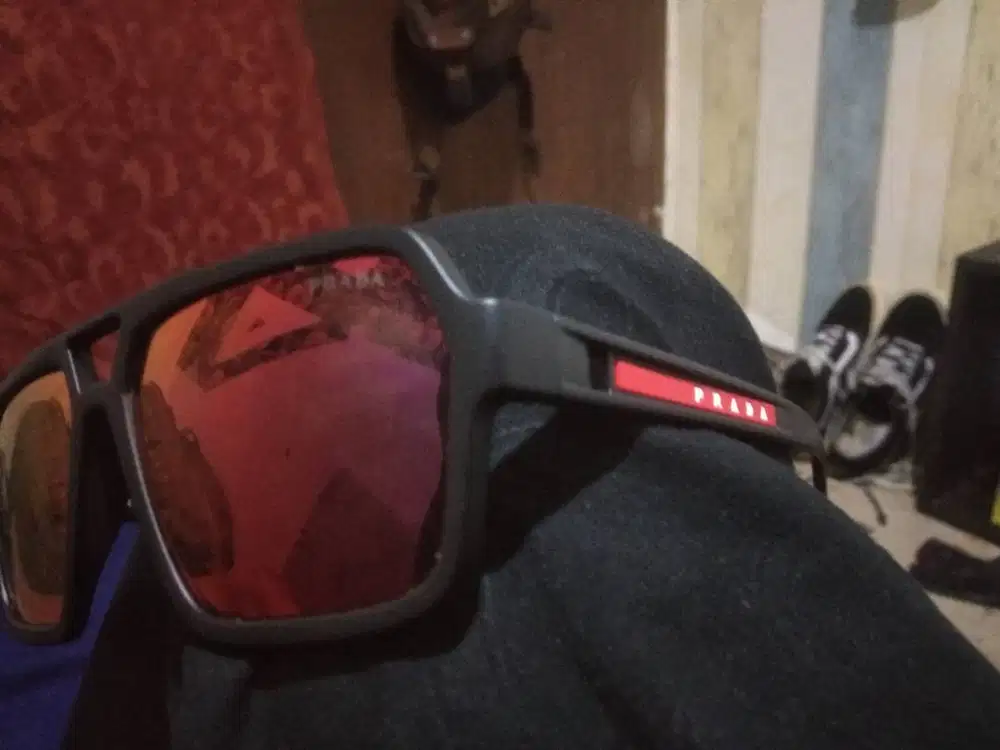 kaca mata Prada