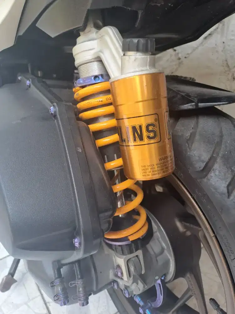 Shock ohlins + asesoris titanium nya