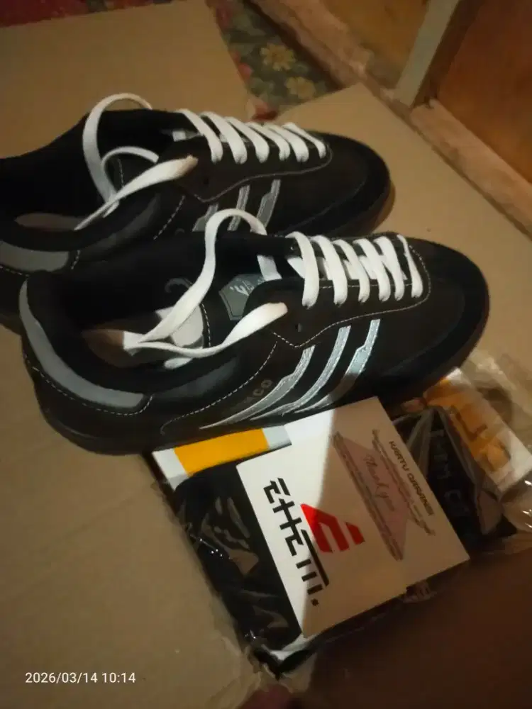 Sepatu model Adidas brand lokal