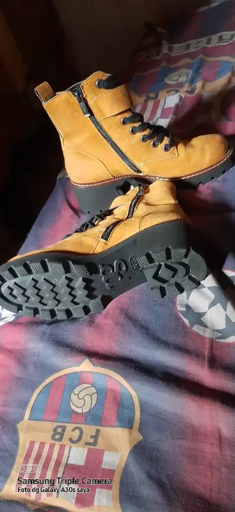 Sepatu bot perempuan