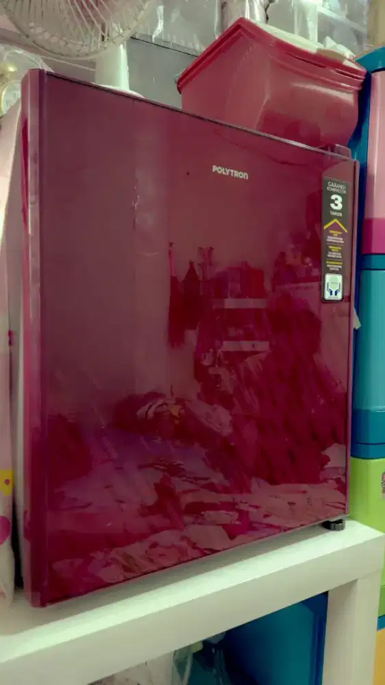 Kulkas mini merk polytron baru pakai masih mulus