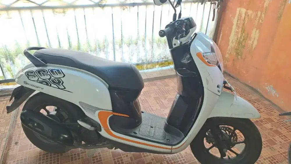 Honda Scoopy putih tahun 2017