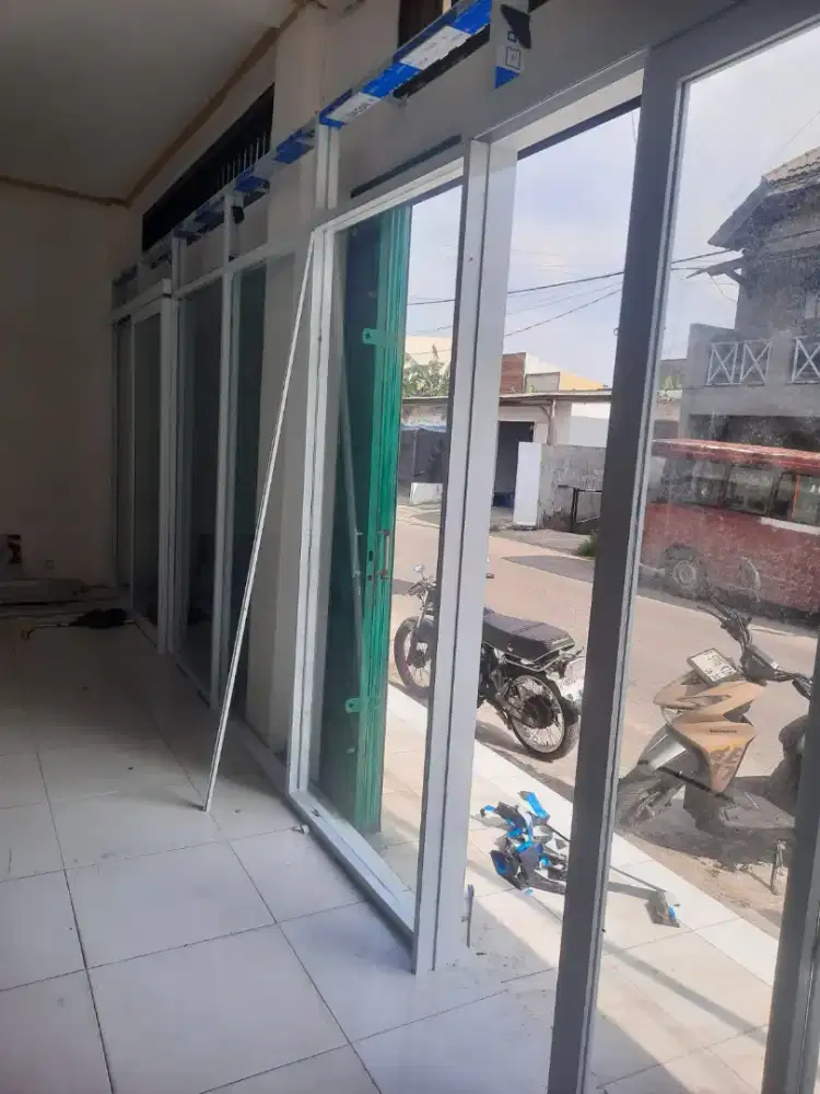 Pengadaan dan pemasangan kaca partisi dan pintu ruko