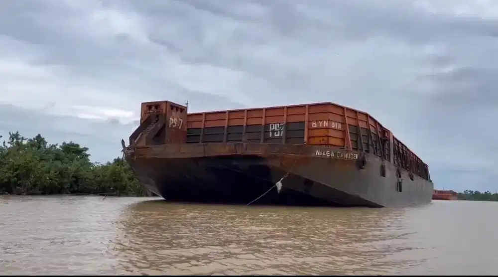 Di jual tongkang / Barge 270 feet tahun 2009