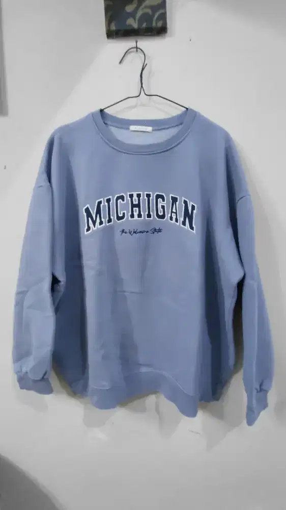 Crew neck logo michigan