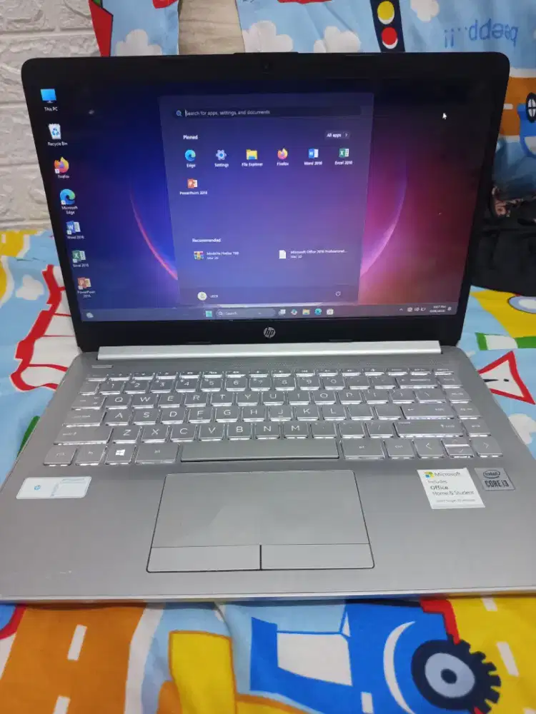 laptop HP 14s Core i3 gen 10.Ram 8gb/SSD256 . Keyboard nyala.