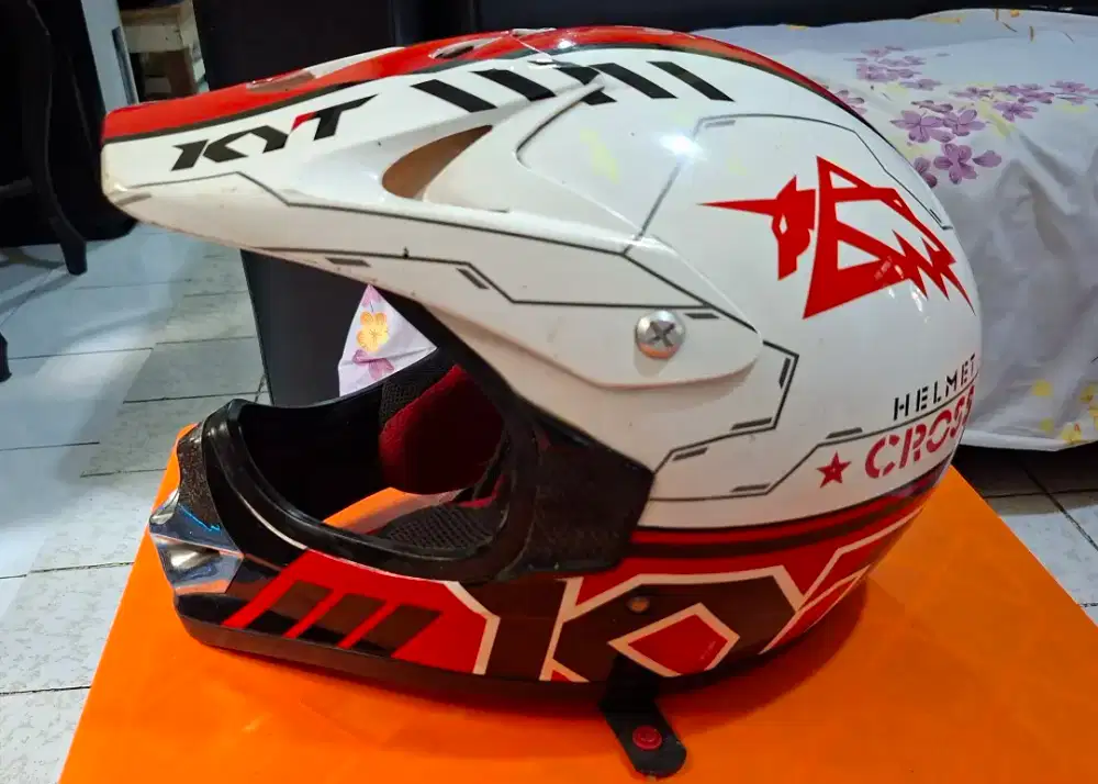 Helm KYT untuk trail atau bebas