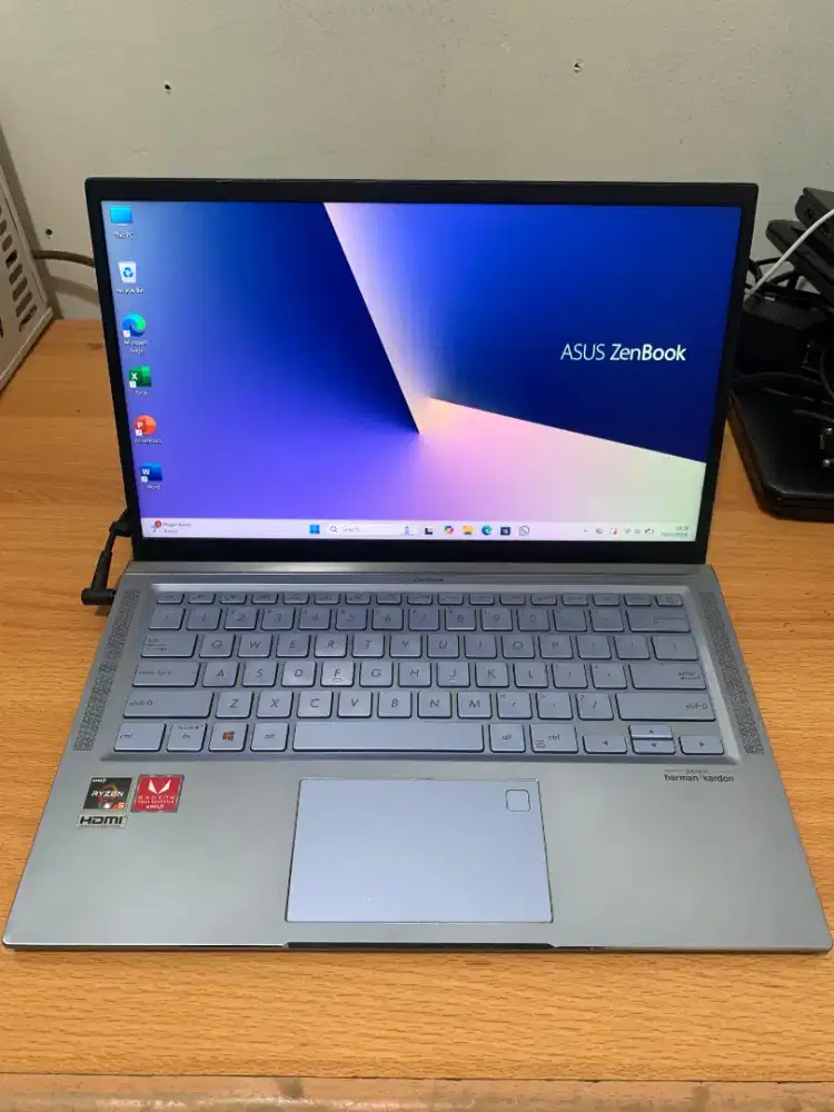 ASUS ZenBook UM431DA
AMD Ryzen 5 3500U
Ram 8GB DDR4 2400MHz on-board