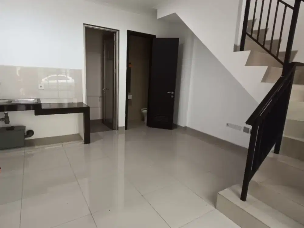 sewa rumah 2 lantai PIK 2 uk 4,5x10m kosongan