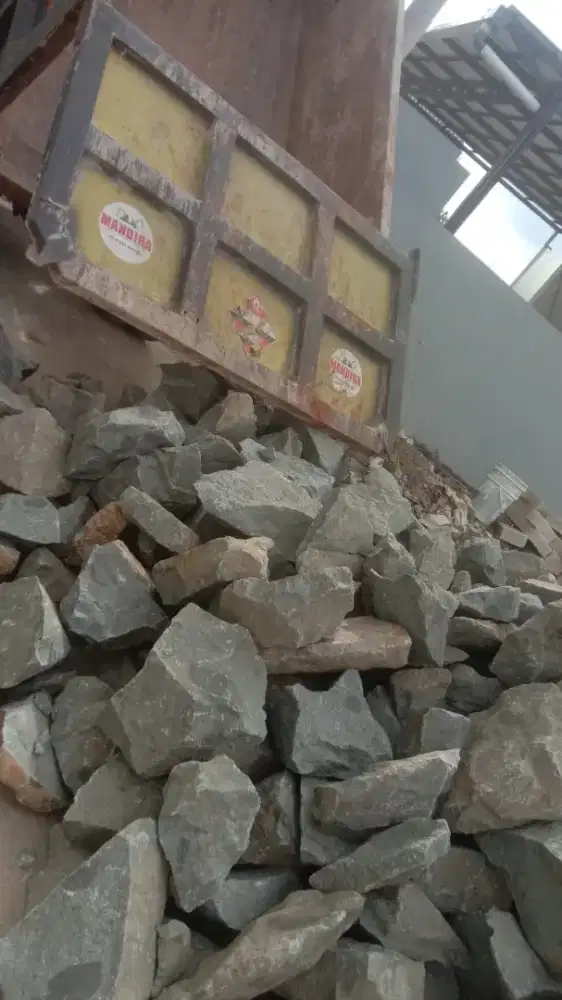 Makadam pasir ayak batu split abu batu sirdam limestone