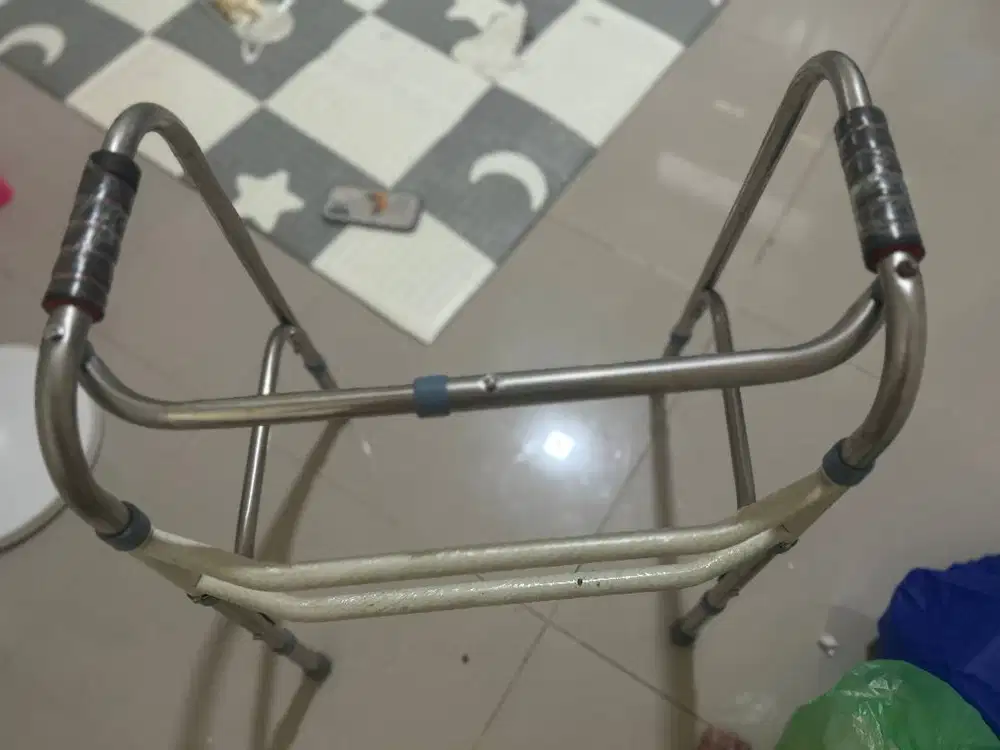 Alat Bantu Jalan Kaki Empat Belum pernah Dipakai