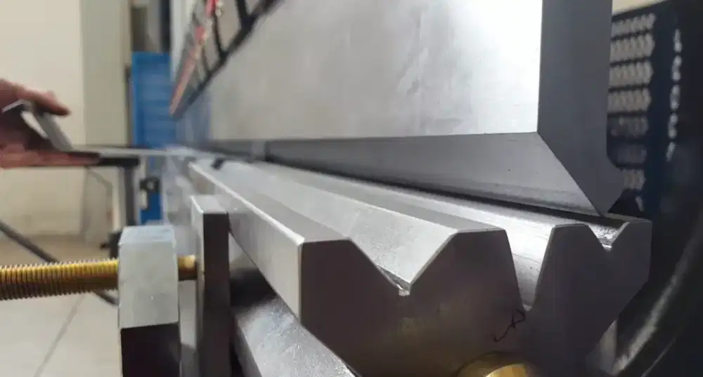 Dicari kenek, tukang tekuk dan tukang potong untuk bengkel