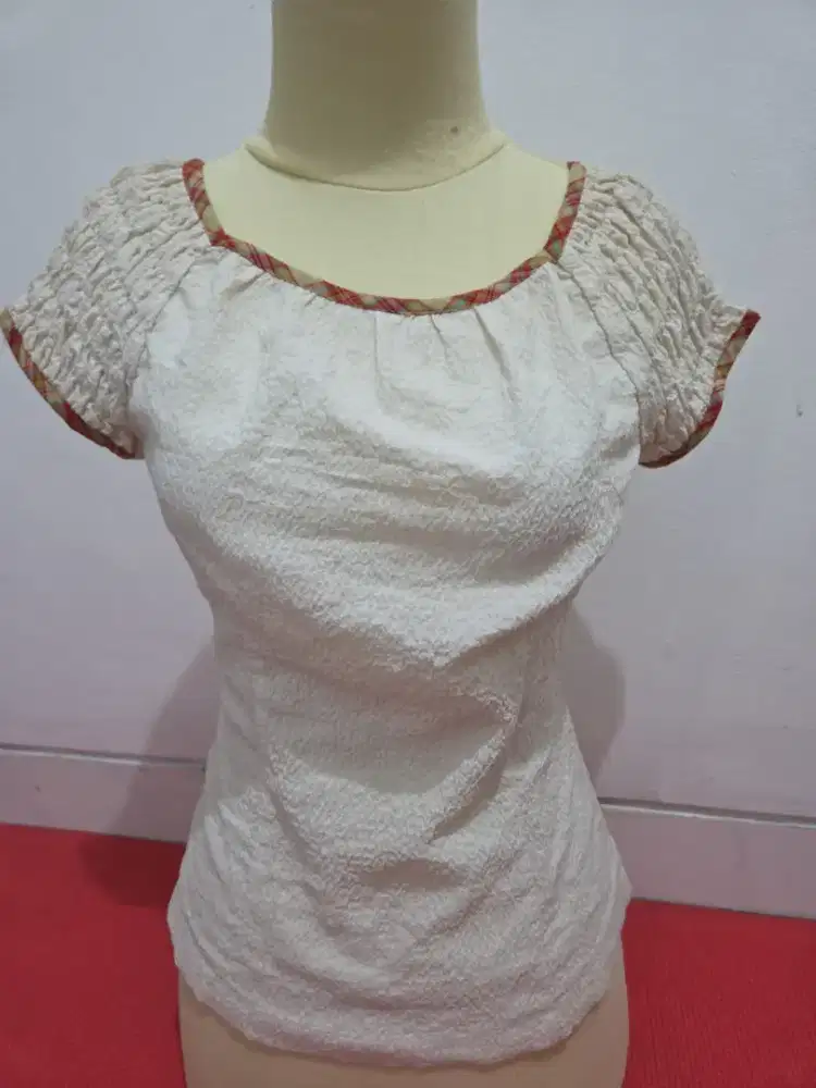 Blouse warna broken white Merk Da Hong