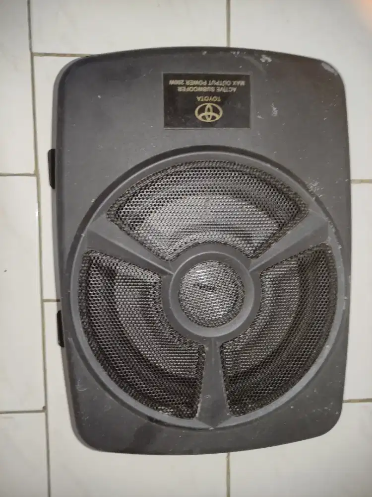 Subwoofer kolong jok mobil toyota