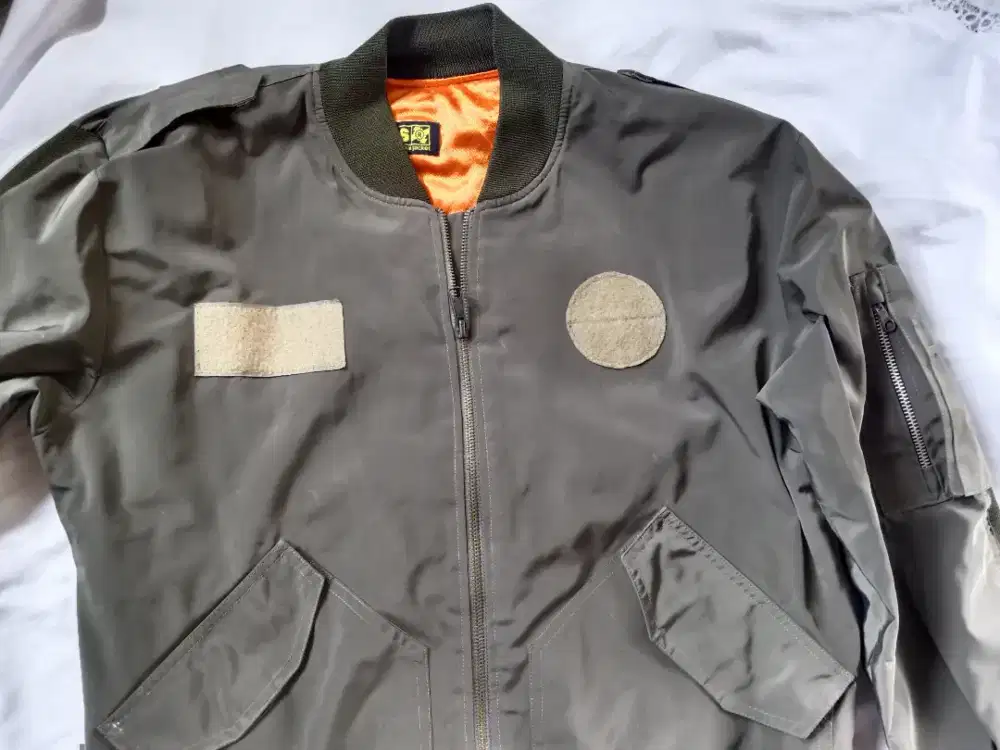 Jaket Boomber army warna hijau