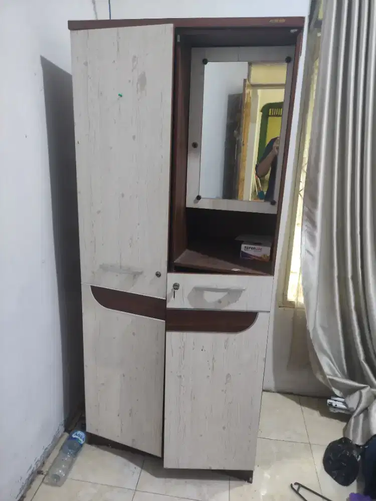 Jual lemari bekas pakaian 1 tahun