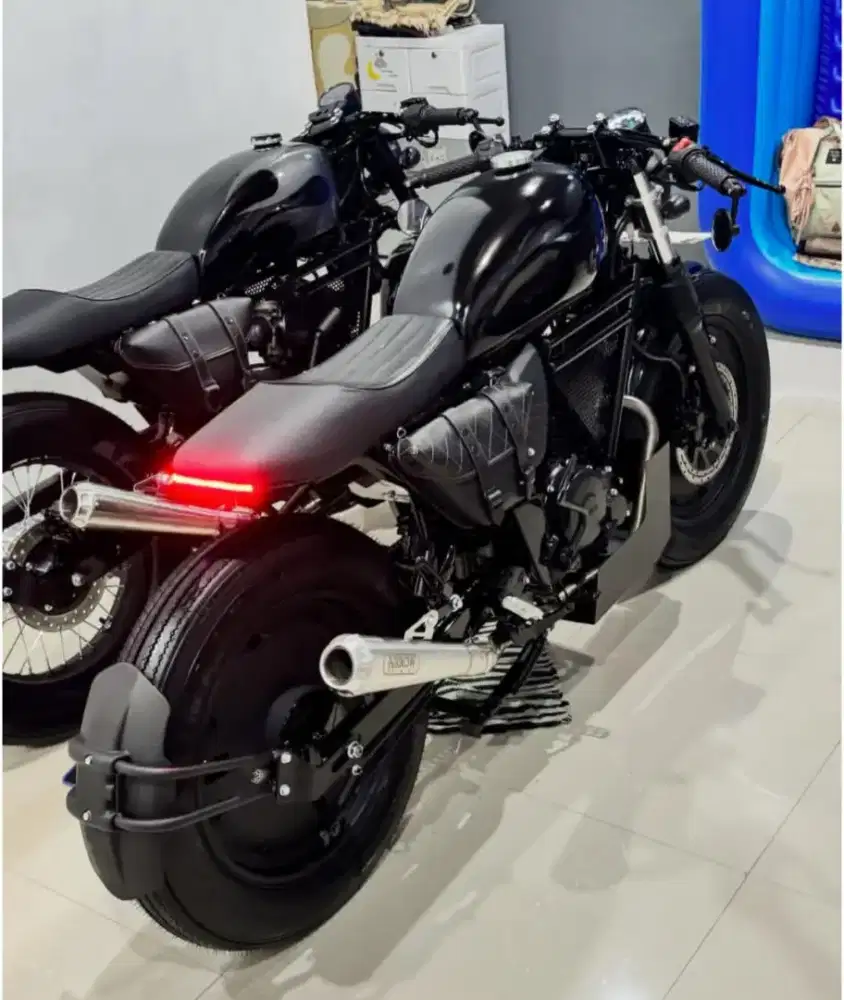 Cafe racer motor costum masih baru