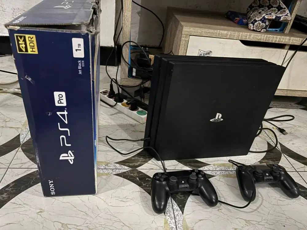 Di jual ps 4 pro 1 Tb