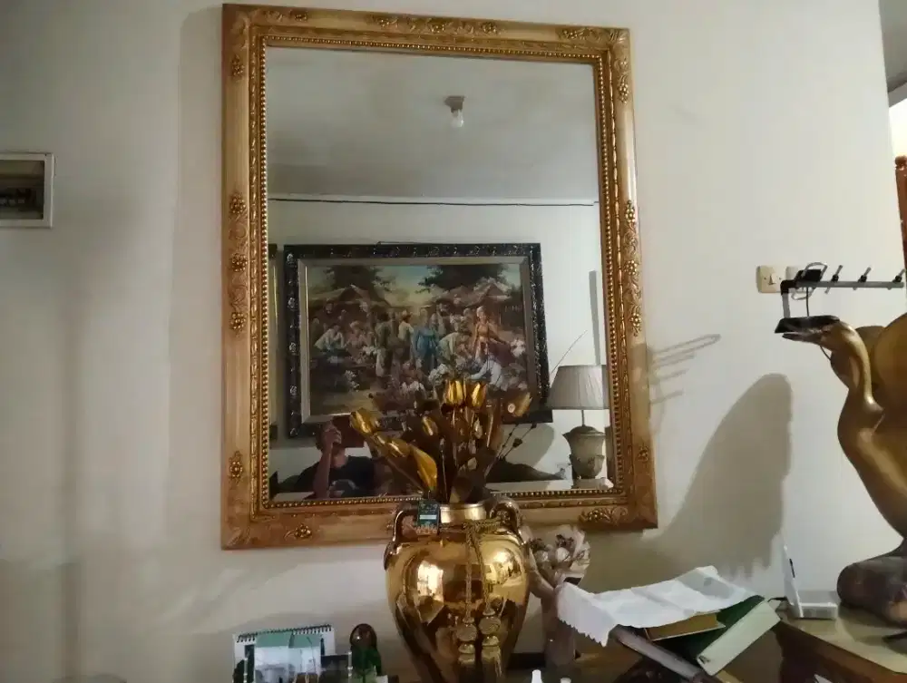 Lukisan, guci dan sebagainya